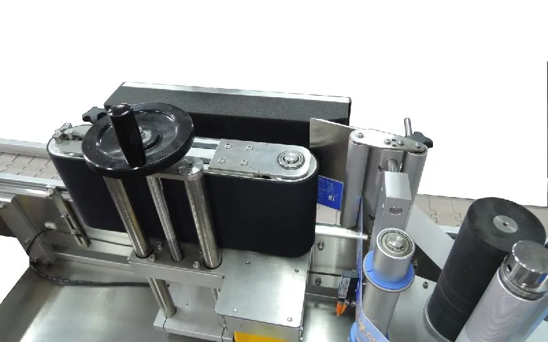 LABELING MACHINE WITH BELT